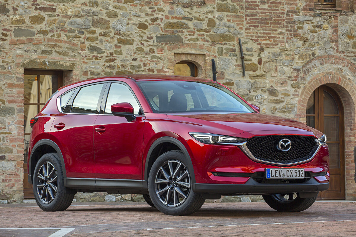 3. Mazda CX-5: Japon mühendisliğinin kaliteyle buluştuğu Mazda CX-5, hem iç mekân kalitesi hem de sürüş konforu açısından övgü alıyor. Kronik sorun yaşamamak isteyenler için ideal bir SUV.