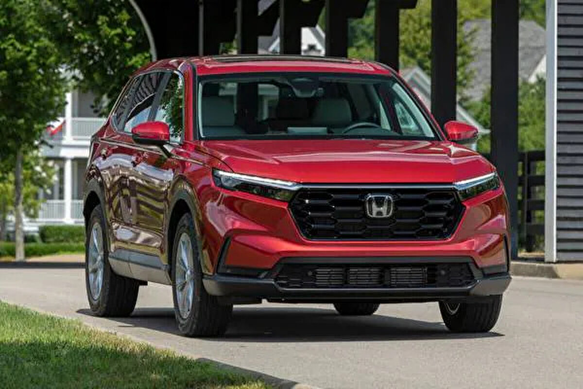 2. Honda CR-V: Honda'nın dünya çapında en çok tercih edilen SUV modeli olan CR-V, düşük bakım masrafları ve yüksek güvenilirlik oranıyla öne çıkıyor. Aileler için sorunsuz ve güvenli bir seçenek.