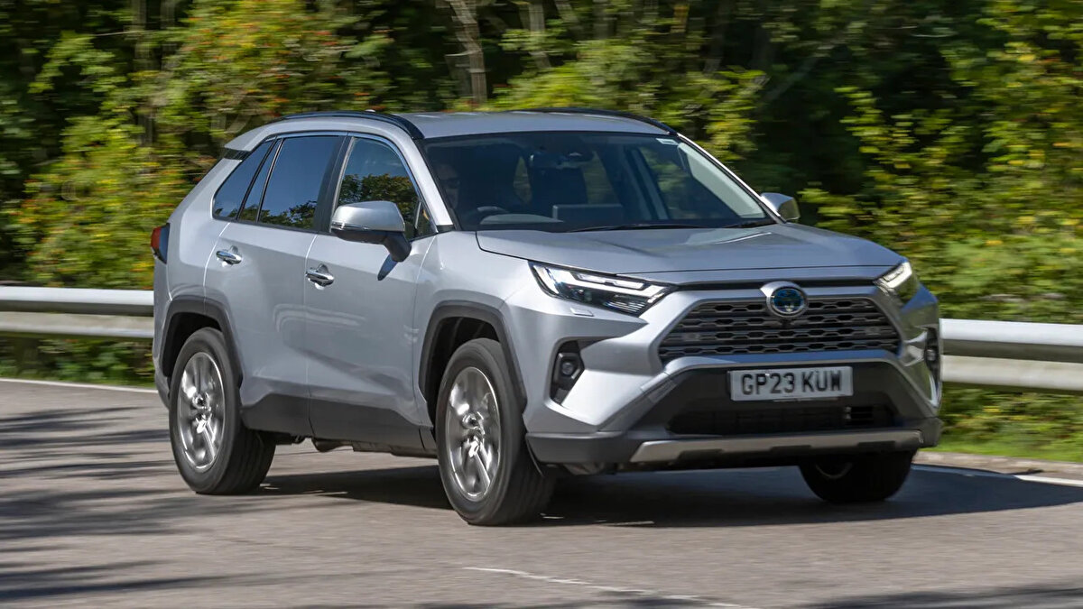1. Toyota RAV4: Listenin zirvesinde Toyota RAV4 yer alıyor. Dayanıklılığıyla ün salan RAV4, yıllarca sorunsuz bir şekilde kullanılabilen bir SUV olarak biliniyor. Toyota’nın güven veren mühendisliği bu modelde de kendini gösteriyor.