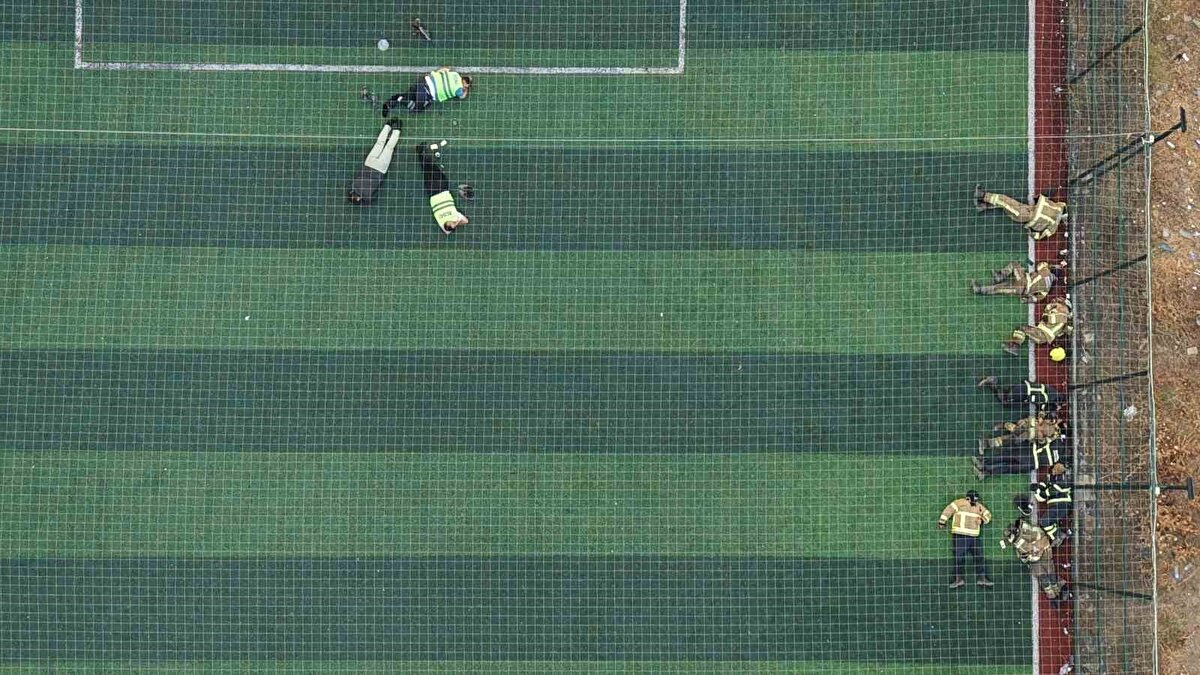 Ancak 2 saatliğine de olsa halı sahada güçlükle kıyafetleriyle uyuyabilen kahramanlar daha sonra soğutma çalışmasına gitmek için halı sahadan ayrıldı.