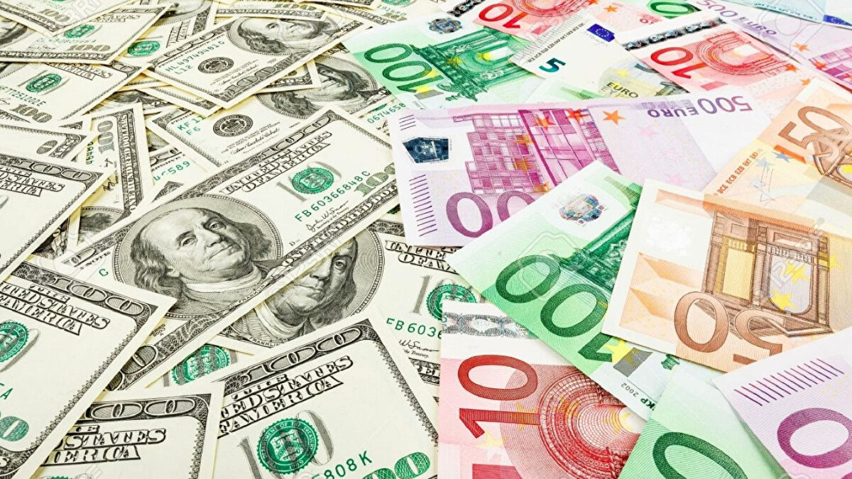Dolar ve Euro kaç TL oldu?<br><br>Yeni haftanın son gününde döviz kurları yukarı yönlü hareketini sürdürüyor. 27 Temmuz sabah saatlerinde dolar/TL 40,5303 alış, 40,5784 satış seviyelerinde işlem görüyor. Euro kuru ise 47,6900 TL seviyesinde sabitlenmiş durumda.