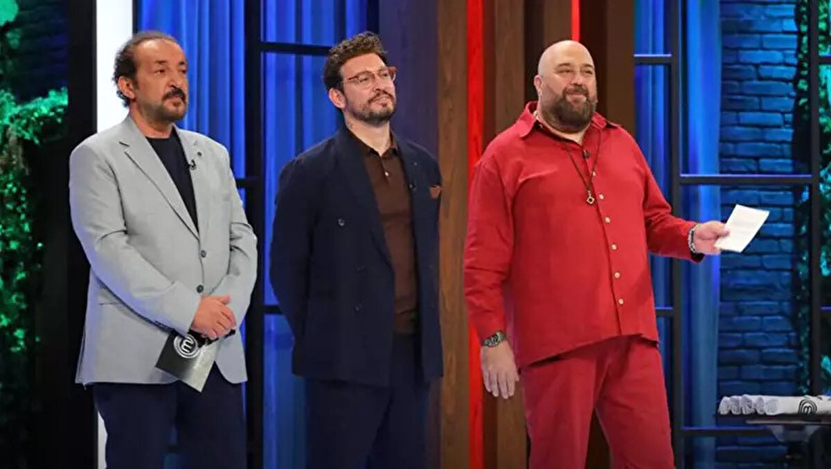 MasterChef Türkiye 2025’in merakla takip edilen yeni sezonunda ana kadro şekillenmeye devam ediyor. 13 yarışmacının ardından, 26 Temmuz Cumartesi akşamı yayınlanan son bölümde ana kadroya giren 14. yarışmacı da belli oldu. Heyecanın dorukta olduğu gecede, üçüncü grupta yer alan 11 yarışmacı adayı, MasterChef ana kadrosuna katılabilmek için kıyasıya yarıştı.<br><br>Yarışmanın ilk etabında şefler Danilo Zanna, Somer Sivrioğlu ve Mehmet Yalçınkaya, yarışmacılardan ‘kuzu yüreği’ ana malzemesiyle yaratıcı bir tabak hazırlamalarını istedi. Verilen 45 dakikalık sürede en iyi tabağı hazırlayan 6 yarışmacı, ikinci ve son etap olan tatlı turuna yükseldi.<br>