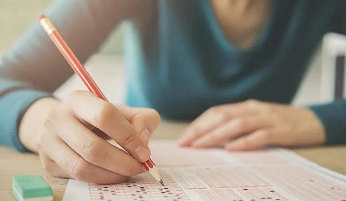 YÖKDİL'DEN NE ZAMAN ÇIKILABİLİR?<br>YÖKDİL sınavında adayların sınav salonunu terk etmeleri belirli kurallara bağlı. Sınav evrakı dağıtıldıktan sonra:<br><br>İlk 135 dakika içinde,<br><br>Son 15 dakika içinde<br>salonu terk etmek yasak. Bu süreler dışında sınavını tamamlayan adaylar, soru kitapçığı ve cevap kağıdını teslim ederek salondan çıkabiliyor.<br><br>İlk 135 dakika dolmadan sınav salonunu terk eden adaylar yeniden sınav salonuna alınmaz ve sınavları geçersiz sayılır. Bu nedenle adayların sınav süresi boyunca kurallara dikkat etmesi büyük önem taşıyor.