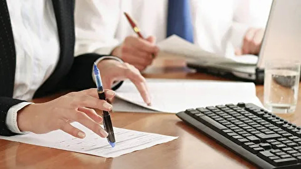 MSB işçi alımı kura çekimi ne zaman yapılacak?<br>İŞKUR üzerinden yapılan başvurular sonrasında, belirlenen kontenjan sayısının 4 katı kadar asil ve 4 katı kadar yedek aday, noter huzurunda yapılacak kura ile belirlenecek. Kura çekimi 14 Ağustos 2025 Perşembe günü saat 10:00’da, Milli Savunma Bakanlığı Personel Genel Müdürlüğü Personel Temin Daire Başkanlığı’nda (Cebeci, Tıp Fakültesi Caddesi No:31 Çankaya/ANKARA) gerçekleştirilecek.