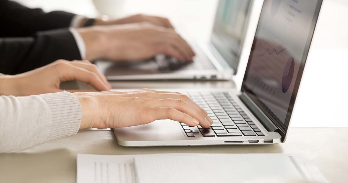 Kimler başvuru yapabilecek? Başvuru şartları neler?<br>2025 yılı MSB işçi alımı başvuru şartları arasında en dikkat çeken kriterlerden biri yaş sınırlaması oldu. Başvuru yapacak adayların en az 18, en fazla 36 yaşında olmaları gerekiyor. Ayrıca, adayların askerlikle ilişiği bulunmaması (yapmış ya da tecil ettirmiş olması) şartı aranıyor. Temizlik görevlisi, aşçı, terzi, kaportacı, lastikçi, motorcu, tornacı gibi pek çok farklı meslek grubunda alım yapılacak.<br><br>Önlisans ve lisans mezuniyet şartı aranan kadrolar için adayların 2024 yılı KPSS sınavından en az 60 puan almış olmaları gerekecek. Lisans mezunları için KPSS P3, ön lisans mezunları için ise KPSS P93 puan türü geçerli olacak. Ancak mesleki ustalık gerektiren pozisyonlarda (örneğin; motor ustası, kaportacı, kaynakçı gibi) KPSS şartı aranmayacak.