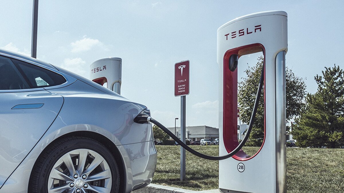 Türkiye’de elektrikli araç kullanımının yaygınlaşmasıyla birlikte şarj istasyonlarına olan talep de artıyor. Tesla, Supercharger şarj noktalarını sadece kendi araç sahiplerine değil, farklı markalara da açarak bu yoğunluğu artırmıştı. Ancak artan kullanım oranı sonrası Tesla’dan önemli bir zam kararı geldi.