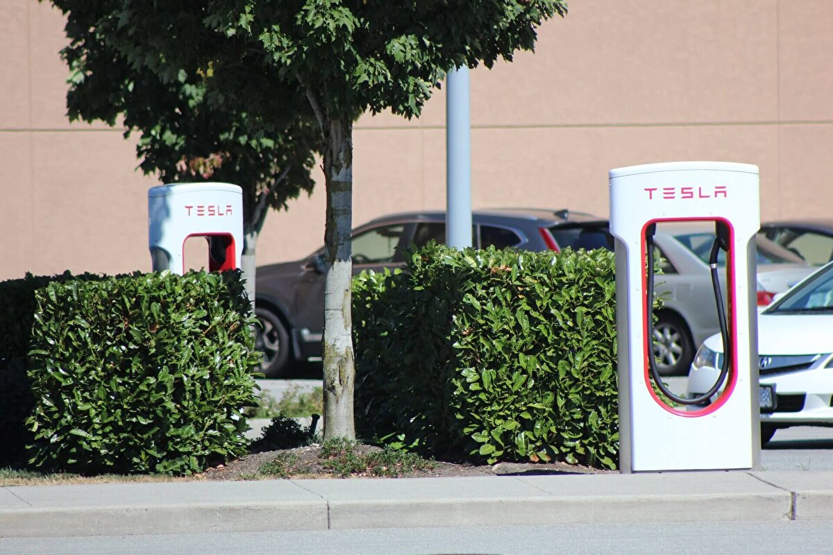 Tesla halen rakiplerine göre uygun fiyatlı<br>Yapılan zamma rağmen Tesla Supercharger istasyonları, piyasanın diğer büyük oyuncularına kıyasla halen rekabetçi fiyatlar sunuyor. Özellikle E-Şarj ve Sharz.net gibi firmalara göre yüzde 50’ye varan fiyat avantajı, Supercharger noktalarını cazip hale getiriyor.