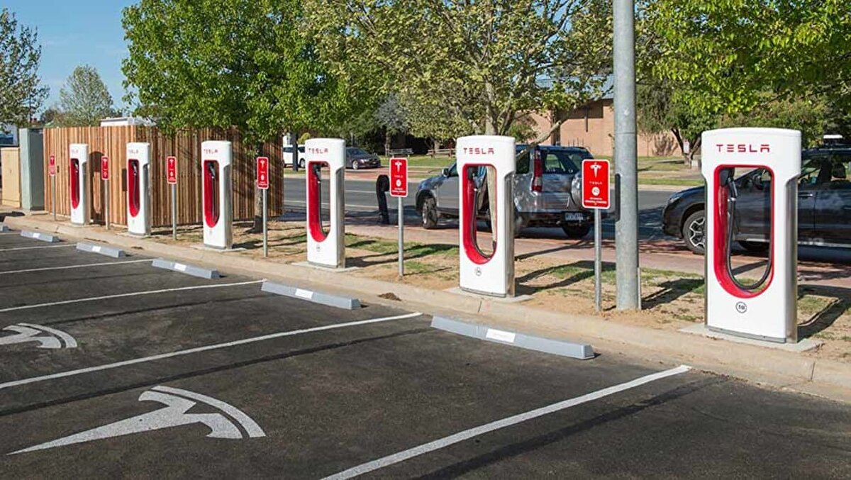 Elektrikli araç kullanıcıları ne yapmalı?<br>Şarj fiyatlarındaki artışlar, kullanıcıların istasyon tercihlerinde değişiklik yaratabilir. Tesla araç sahipleri halen avantajlı konumda bulunurken, farklı marka kullanıcılarının alternatif istasyonları da değerlendirmesi öneriliyor. Trugo gibi sabit fiyatlı ve uygun maliyetli seçenekler, bu dönemde öne çıkabilir.