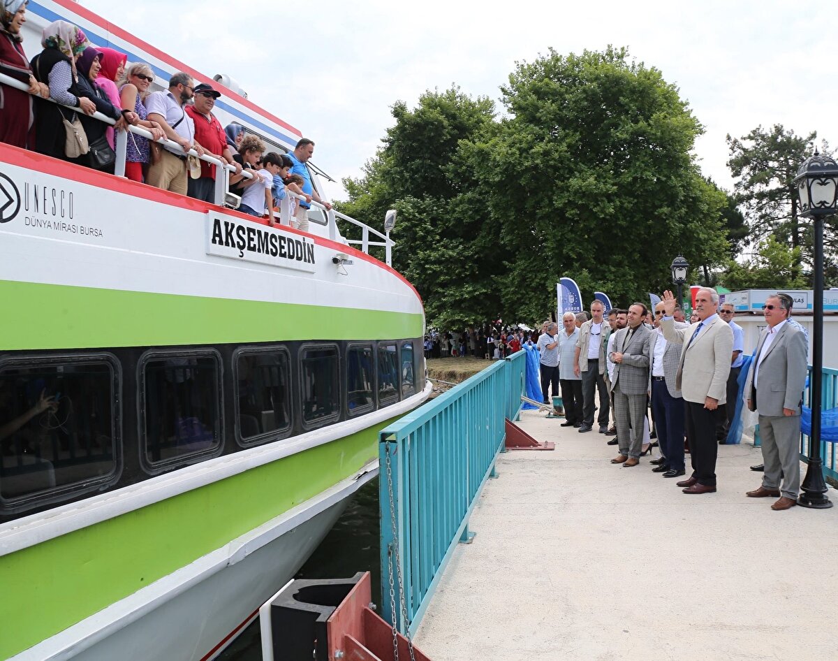 Göl kenarına park ettiği karavanında kalan Cemil Gündüz Kolçak, kuraklığı somut bir şekilde hissettiklerini ifade etti. Kolçak, suyun her yıl 6 metre çekildiğini söyledi.