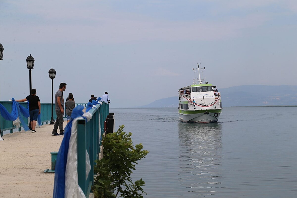 İlçede yaşayan Şefik Çelik ise “Göldeki çekilme yağışların olmamasından kaynaklanıyor. Yağışlar olsa, gölün seviyesi yeniden yükselir” ifadelerini kullandı.