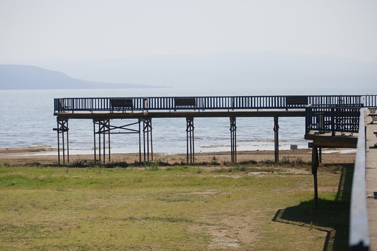 Sanayi ve vahşi sulama etkili<br><br>DSİ (Devlet Su İşleri) Bursa Bölge Müdürlüğü, su seviyesinin kritik seviyelerin altına düşmesi nedeniyle İznik Gölü’nde yaz sezonunda tarımsal sulamalara sınırlama getirdi. Orhangazi Ziraat Odası Başkanı Dinçer Dimrit, gölde suların çekilmesinde bölgedeki sanayi kuruluşlarının bilinçsizce su kullanmasının da etkili olduğunu söyledi. Dimrit, İznik Gölü’nde son yıllarda büyük çekilme yaşandığını belirterek, “Küresel ısınma ve kuraklık ne yazık ki Türkiye genelinde olduğu gibi İznik Gölü’nde de kendini hissettiriyor. Bunun yanı sıra İznik Gölü’nden bölgedeki sanayi kuruluşlarına çekilen sular ve bilinçsiz sulama da İznik Gölü’nde büyük çekilmeye neden oldu” dedi.