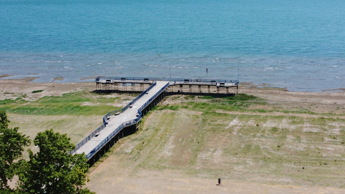 310 kilometrekarelik yüz ölçümüyle Türkiye'nin 5'inci büyük gölü olan İznik Gölü’ndeki su seviyesi, küresel ısınma ve kuraklık nedeniyle kritik düzeyin altına düştü. Uzunluğu 33, genişliği 12, çevresi ise 95 kilometre olan İznik Gölü’nün son yıllarda hem Orhangazi hem de İznik sahilinde bulunan iskeleler, suyun çekilmesiyle birlikte karada kaldı. Gölde 2015-2018 yılları arasında yolcu taşıyan, 155 yolcu kapasiteli 30 metre uzunluğa sahip Akşemseddin Deniz Otobüsü’nün Orhangazi sahilinde yanaştığı yolcu iskelesinin ayakları da sular çekilince gün yüzüne çıktı. 10 yıl önceki deniz otobüsünün iskeleye yanaştığı arşiv görüntüleriyle, bölgenin şu anki görüntüleri, küresel ısınma ve kuraklığın etkilerini bir kez daha gözler önüne serdi.