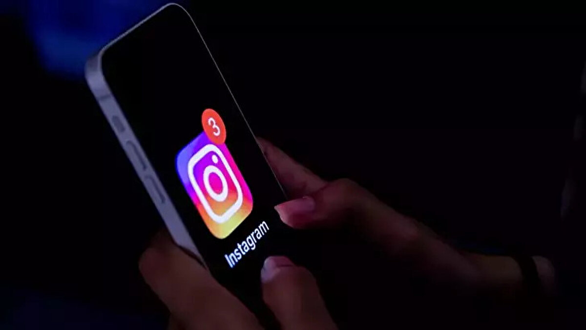 Instagram canlı konum paylaşımı nasıl kapatılır?<br>Gizliliğine önem veren kullanıcılar için konum paylaşımını diledikleri zaman kapatma seçeneği de bulunuyor. Konum paylaşımını devre dışı bırakmak için şu adımları takip edebilirsiniz:<br><br>Yine DM kutusundaki harita simgesine tıklayın.<br><br>Açılan bölümde ayarlar simgesine girin.<br><br>En altta yer alan “Hiç Kimse (Konumu Paylaşma)” seçeneğini işaretleyin.<br><br>Ardından konum paylaşımını ne kadar süreyle kapatmak istediğinizi seçin:<br><br>3 saat<br><br>24 saat<br><br>Tekrar açana kadar