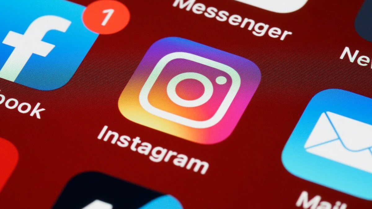 Instagram’da canlı konum özelliği nedir?<br>Dünya genelinde milyonlarca kullanıcıya sahip olan Instagram’a 26 Temmuz 2025 itibarıyla yeni bir özellik daha eklendi: canlı konum takibi. Meta tarafından geliştirilen bu özellikle birlikte kullanıcılar, arkadaşlarının nerede olduğunu gerçek zamanlı olarak takip edebilecek. Özellik, hem sosyal buluşmaları kolaylaştırıyor hem de "kim nerede, ne yapıyor?" sorusunun cevabını sunuyor.