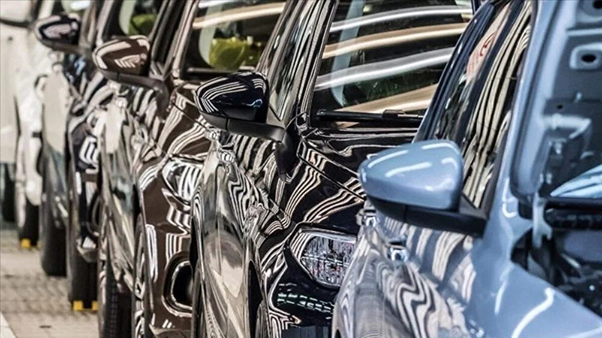 Yapılan düzenlemeyle birlikte özellikle elektrikli otomobillere zam gelirken, bazı yerli üretim içten yanmalı araçların fiyatlarında ise indirim görüldü. ÖTV oranları araç tipine göre farklılık gösterdi. Elektrikli araçlarda vergi oranı %25 ile %75 arasında değişirken, içten yanmalı motorlu araçlarda bu oran %70’ten başlayarak %220’ye kadar çıktı. Şarj edilebilir hibrit araçlarda ise ÖTV oranları %45 ile %85 arasında belirlendi.