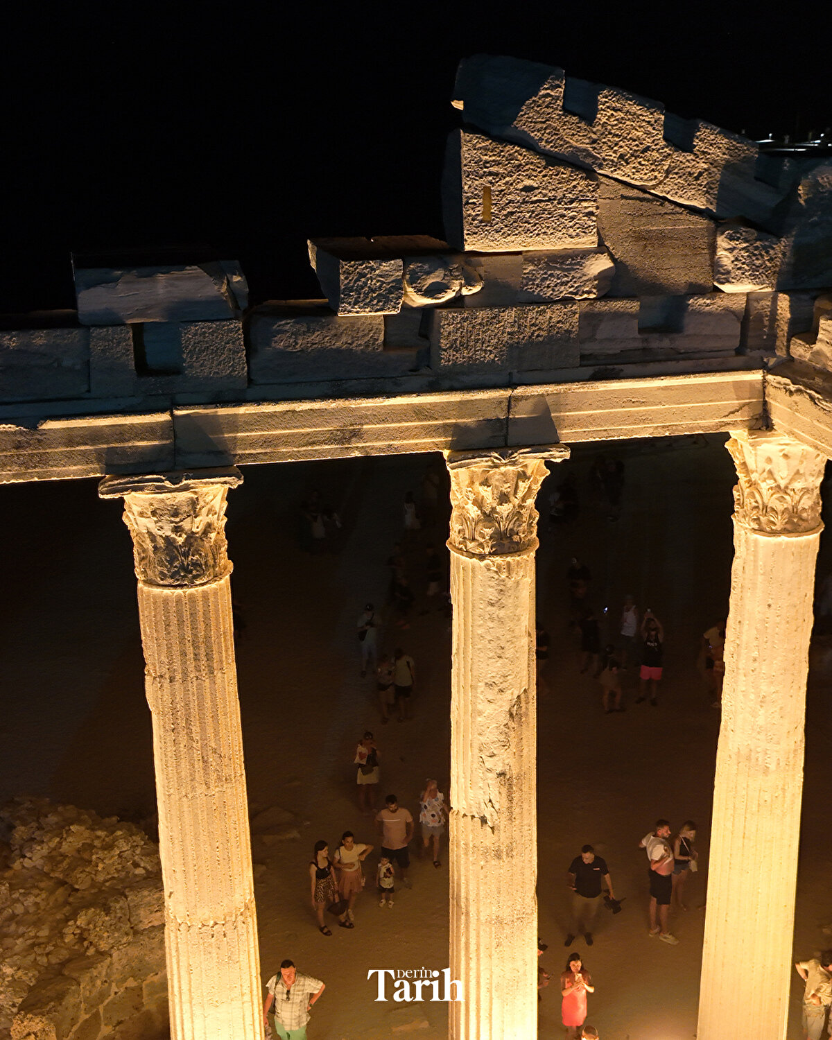 Antik kentin ışıklandırılmasıyla daha farklı bir görüntüye de kavuştuğunu ifade eden Özden, özellikle Apollon Tapınağı'nın fotoğraf tutkunlarının buluşma noktası haline geldiğini bildirdi.