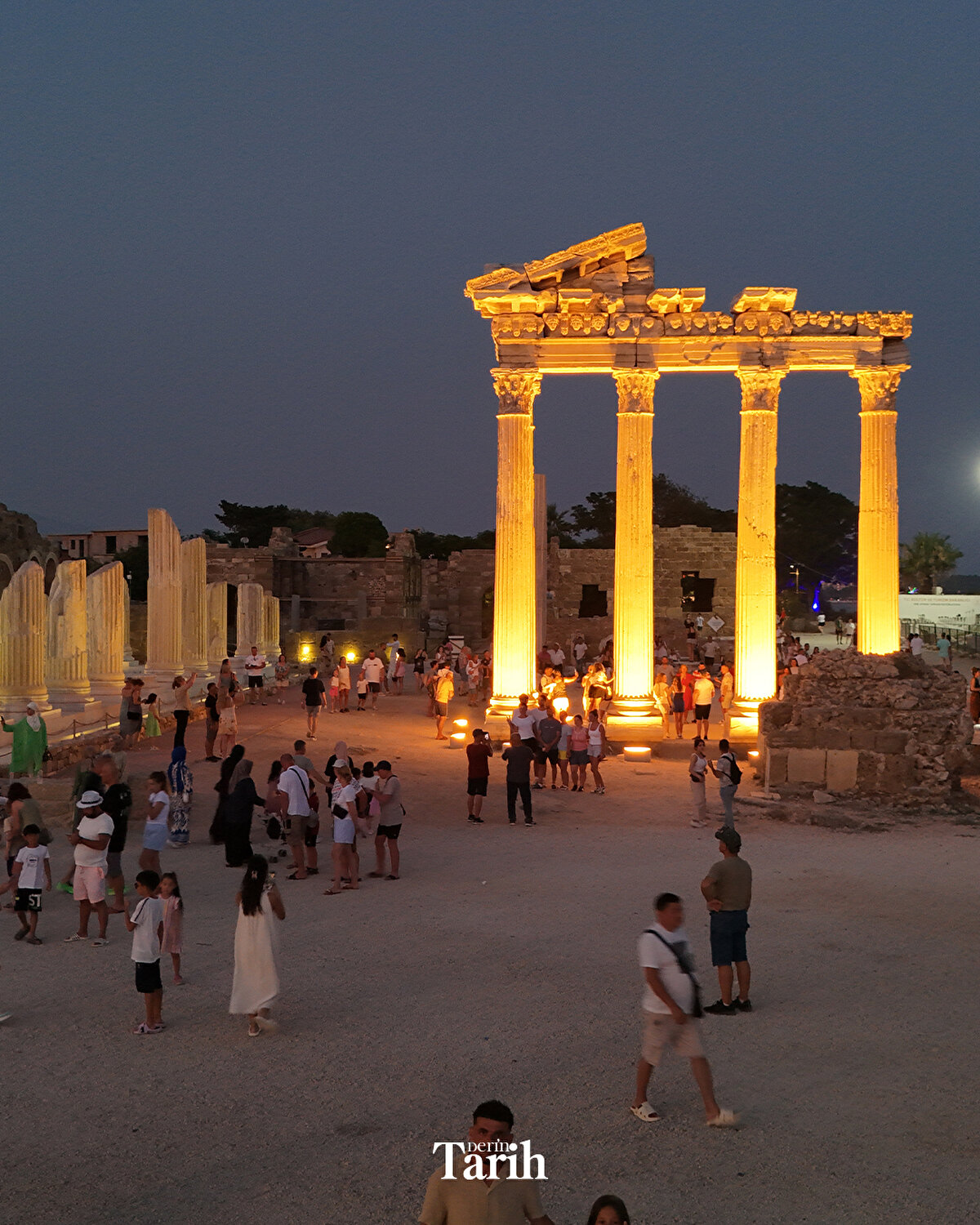 Kültür ve Turizm Bakanlığınca başlatılan "Geleceğe Miras Projesi" kapsamında gece müzeciliği çalışmalarıyla ışıklandırılan Side Antik Kenti, ışıklar altındaki görkemli yapılarıyla ziyaretçilerini büyülüyor.