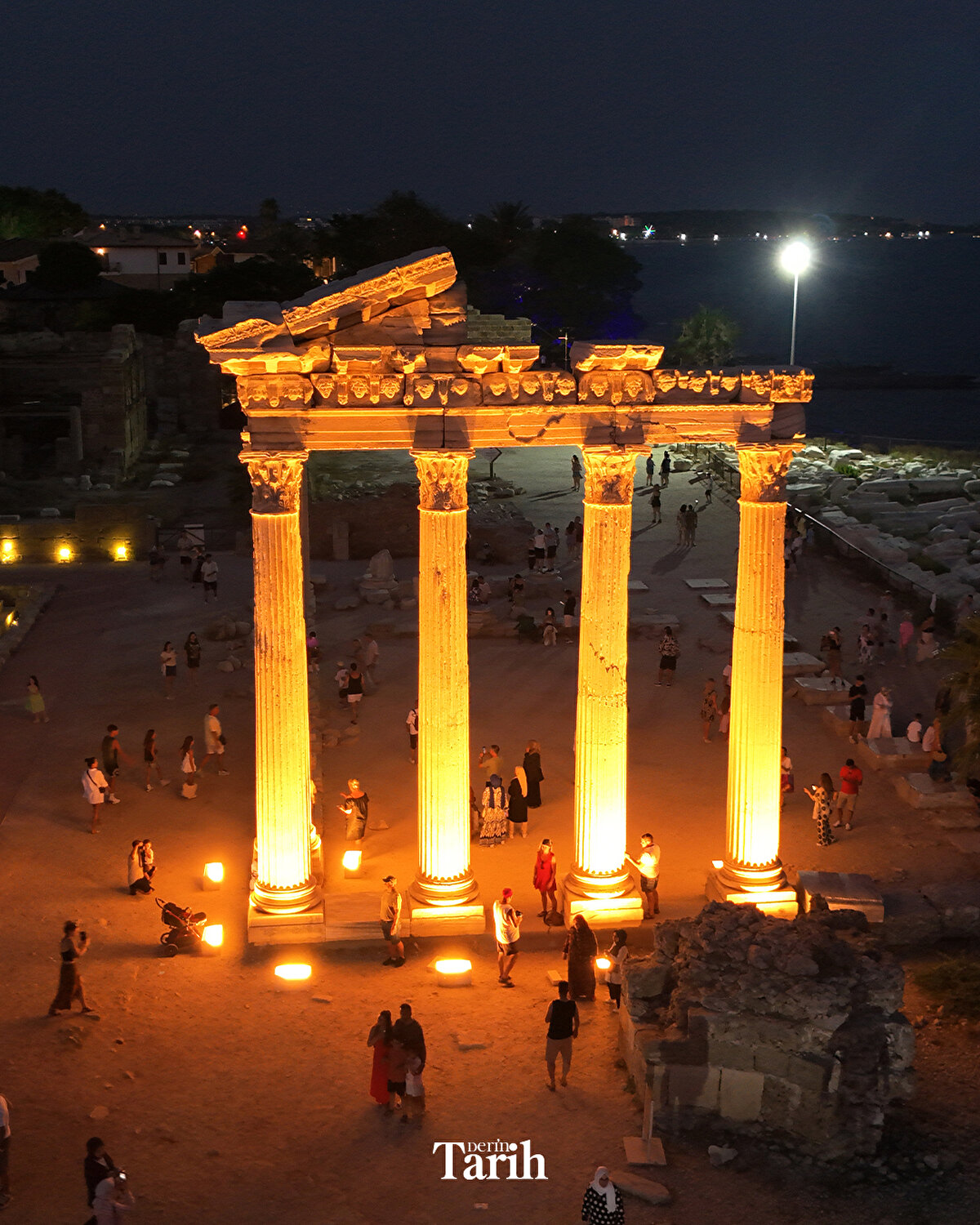 Görkemli tapınaklar, tarihi kalıntılar ışıklar altında tatilcilere, eşsiz görsel şölen sunuyor.