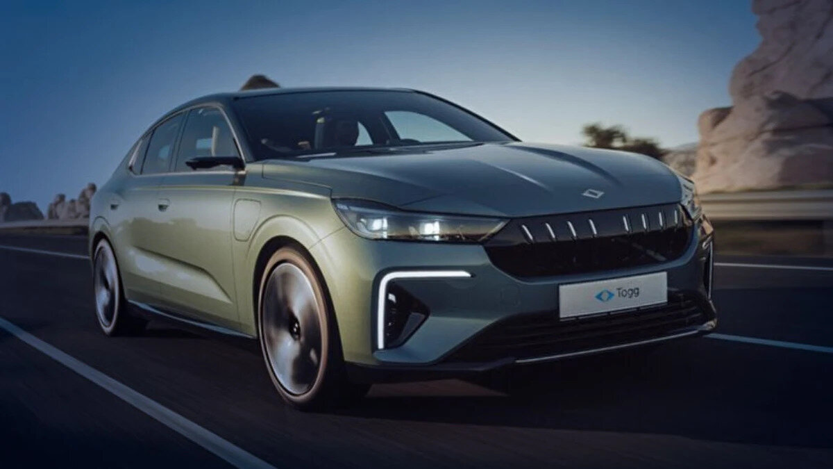 Togg T10F Ne Zaman Satışa Çıkacak?<br><br>Togg'un merakla beklenen yeni modeli T10F için gözler yaz aylarına çevrildi. Sanayi ve Teknoloji Bakanı Mehmet Fatih Kacır’ın açıklamasına göre, T10F modeli Haziran veya Temmuz ayında satışa sunulacak.<br><br>Ancak Temmuz’un sonuna gelinmesine rağmen resmi satış tarihi açıklanmadı. Bu durum, Togg’un yeni fiyat listesini, T10F modelini de dahil ederek açıklayacağı yönünde yorumlanıyor. T10F’in, ilave donanımlar ve yeniliklerle gelmesi bekleniyor.