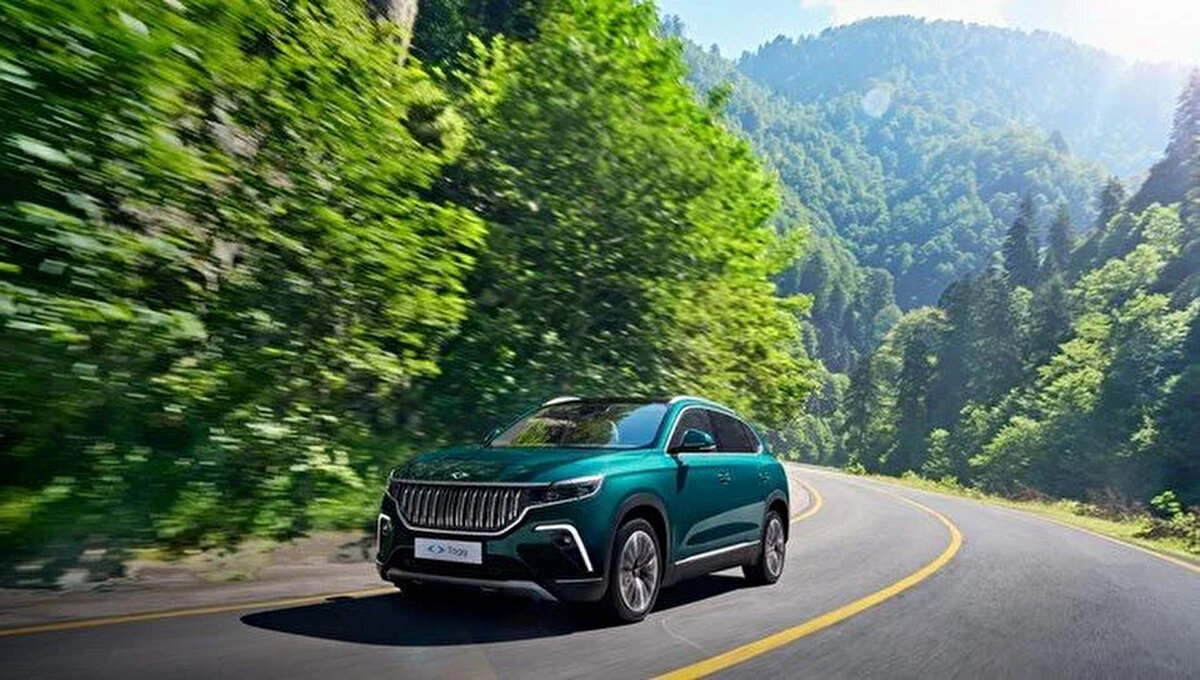 Togg T10X 4More da Yolda mı?<br><br>Togg T10X’in 4x4 versiyonu olan T10X 4More, geçtiğimiz günlerde Togg’un otoparkında görüntülendi. Bu yeni modelin 435 beygir güç ve 700Nm tork değerine sahip olması bekleniyor. Çift motorlu olarak üretilmesi planlanan araç, performans tutkunlarının ilgisini çekebilir.<br><br>Tasarım olarak mevcut T10X modelleriyle aynı olan 4More’un, iç mekanda sürekli dört çeker modunu aktif hale getirmek için bir tuş ya da dokunmatik ekran menüsü bulunacağı tahmin ediliyor. Dış görünüşte ise yalnızca bagaj kapağında yer alan “4More” yazısı farklılık yaratıyor.<br><br>Yüksek motor gücü nedeniyle, T10X 4More’un da yüksek ÖTV dilimine girmesi bekleniyor.