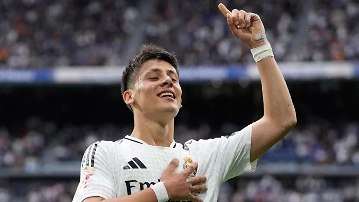 Real Madrid'deki üçüncü sezonuna hazırlanan Arda Güler, İspanya'da en çok konuşulan isimlerden biri haline geldi.<br>
