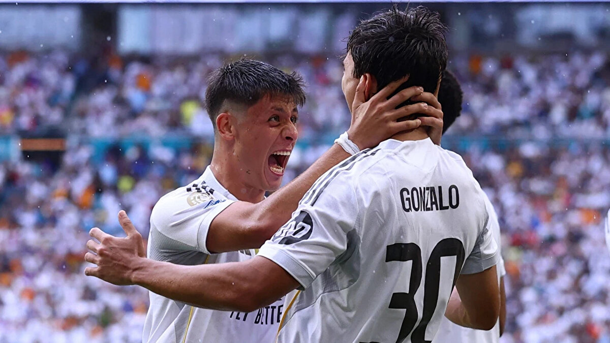 Xabi'nin çözüm yolu Arda olacak<br><br>AS'ın derlediği haberde Jude Bellingham'ın yaşadığı sakatlık sonrası sahalardan 12 haftalık bir süre bandında uzak kalacağı ifade edilirken, Xabi Alonso'nun çözüm yollarından birinin Arda Güler'e çıktığı belirtildi.<br>