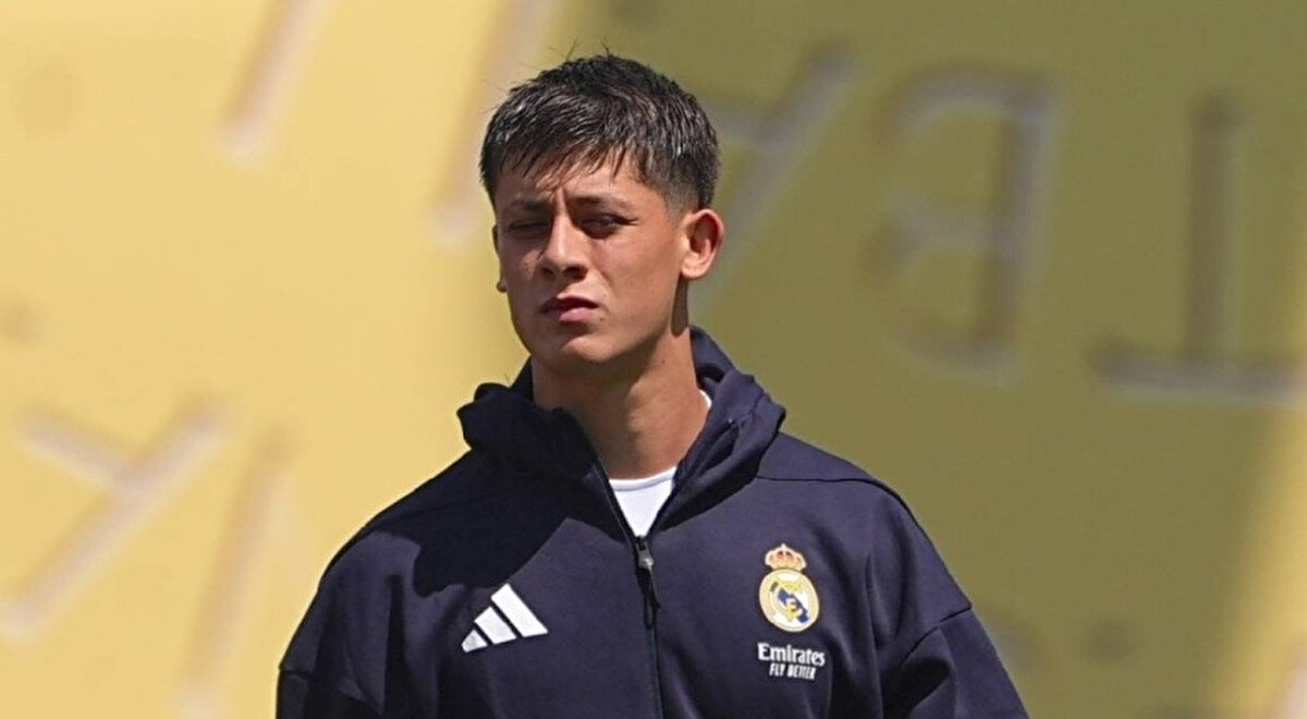 Güler'in gelişiminin sadece yeteneğine değil; takım oyununa da uyumuna bağlı olarak ilerleyeceği yazılırken, milli futbolcunun geçen sezona oranla daha öz güvenli olduğu aktarıldı.<br>