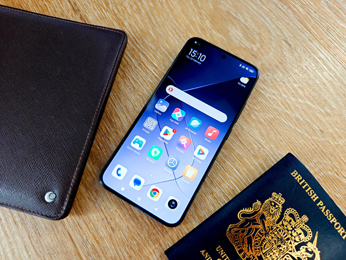 Android 16 ile birlikte Xiaomi’nin arayüzü de önemli bir dönüşüm geçiriyor. Xiaomi 15 ve Xiaomi 14T Pro gibi amiral gemisi modeller HyperOS 2.3 üzerinden Android 16 güncellemelerini almaya başladı bile. Ancak şirket, daha eski donanımlara sahip modellerin bu süreçte performans sorunları yaşamaması için güncelleme desteğini durdurma kararı aldı.<br><br>Açıklanan listeye göre aşağıdaki cihazlar, Eylül 2025'e kadar yalnızca güvenlik yamaları alacak. Bu tarihten sonra ise güncelleme desteği tamamen sonlanacak: