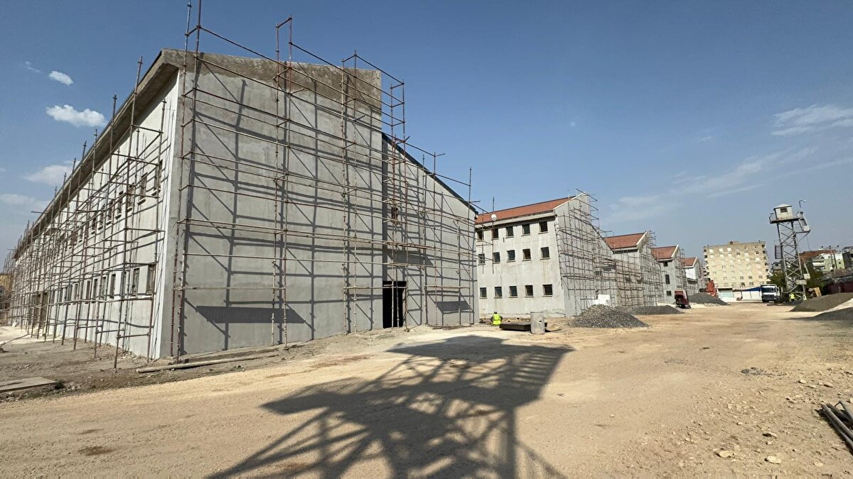 Cezaevine sonradan eklenen askeri gazino ve lojman gibi yapılar yıkıldı. 2023 yılında lazer tarama yöntemiyle belgelenen yapının, 1980 sonrası eklenen koğuş ve hücreleri de yıkıldı. Restorasyon, Diyarbakır Rölöve ve Anıtlar Müdürlüğü tarafından başlatıldı. Cezaevinin 1980 yılındaki haline getirilmesi amacıyla çalışmalar 2 etapta yürütülüyor.