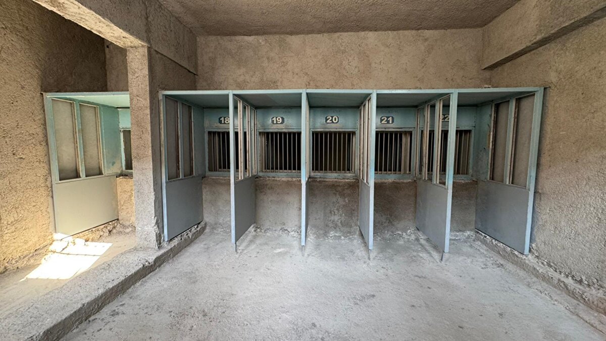 Bazı yapıların yıkımı için kurul kararı alınırken, bazılarının ise güçlendirilmesine karar verildi. 5 bloktan oluşan yapının toplam parsel alanı 49 bin 204, kapalı alanı ise 16 bin 462 metrekare olarak planlandı. 