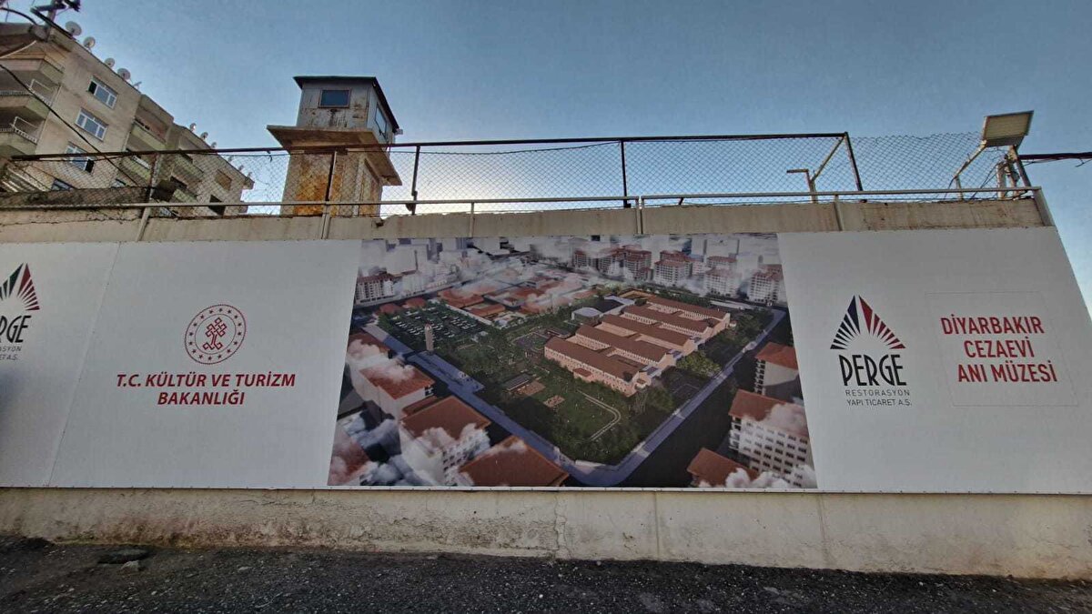 "Yapının güçlendirilmesine öncelik verildi"<br><br>Diyarbakır Rölöve ve Anıtlar Müdürü Cemil Koç, çalışmalara ilişkin, “Cezaevinin müzeye dönüştürülmesi, Sayın Cumhurbaşkanımızın talimatlarıyla 2022 yılında başlatıldı. 24 Ekim 2022’de cezaevi tabelasının indirilmesinin ardından restorasyon süreci, yapının tescillenmesiyle başladı. 5 bloklu cezaevi binası ve çok amaçlı salon tescillendi. Kentin hafızasında önemli bir yere sahip olan yapı, ‘birinci derece anısal yapı’ olarak kayıtlara geçti. 2023-2024 arasında projelendirme sürecinin tamamlandı. 17 Eylül 2024 itibarıyla birinci etap restorasyon çalışmalarını gerçekleştirmiş olacağız...