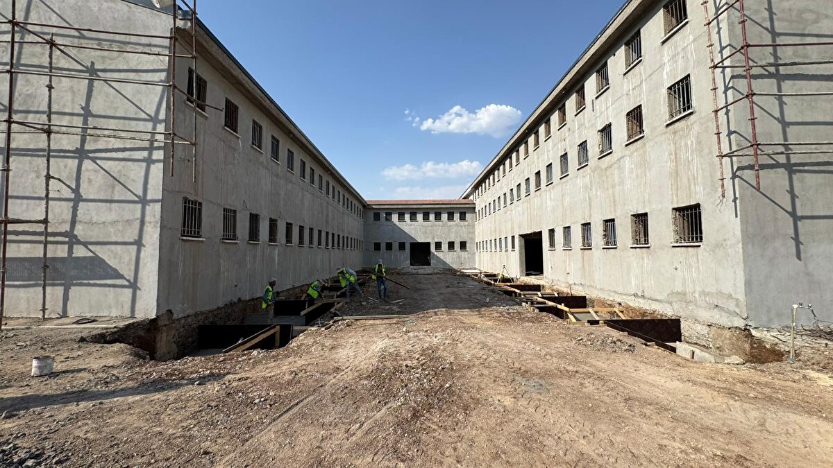 Müzeye devredildi, beton bloklar kaldırıldı<br><br>27 Ekim’de, cezaevinin çevresine terör olaylarına karşı kurulan 2 metre genişliğinde, 3 metre yüksekliğinde ve her biri 7 ton olan beton bloklar kaldırıldı. Anı ve Etnografya Müzesi olarak hizmet verecek cezaevi, Kültür Varlıkları ve Müzeler Genel Müdürlüğü tarafından Diyarbakır Müze Müdürlüğü’ne devredildi.