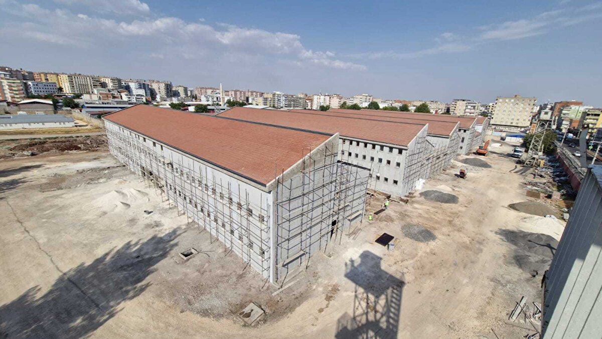 "Festivale yetiştirilmesi için planlama yürütülüyor"<br><br>İlk etabın 15 Ağustos’ta tamamlanacağını belirten Koç, ikinci etap kapsamında teşhir-tanzim, çevre düzenleme ve peyzaj çalışmalarının yapılacağını ifade etti. 