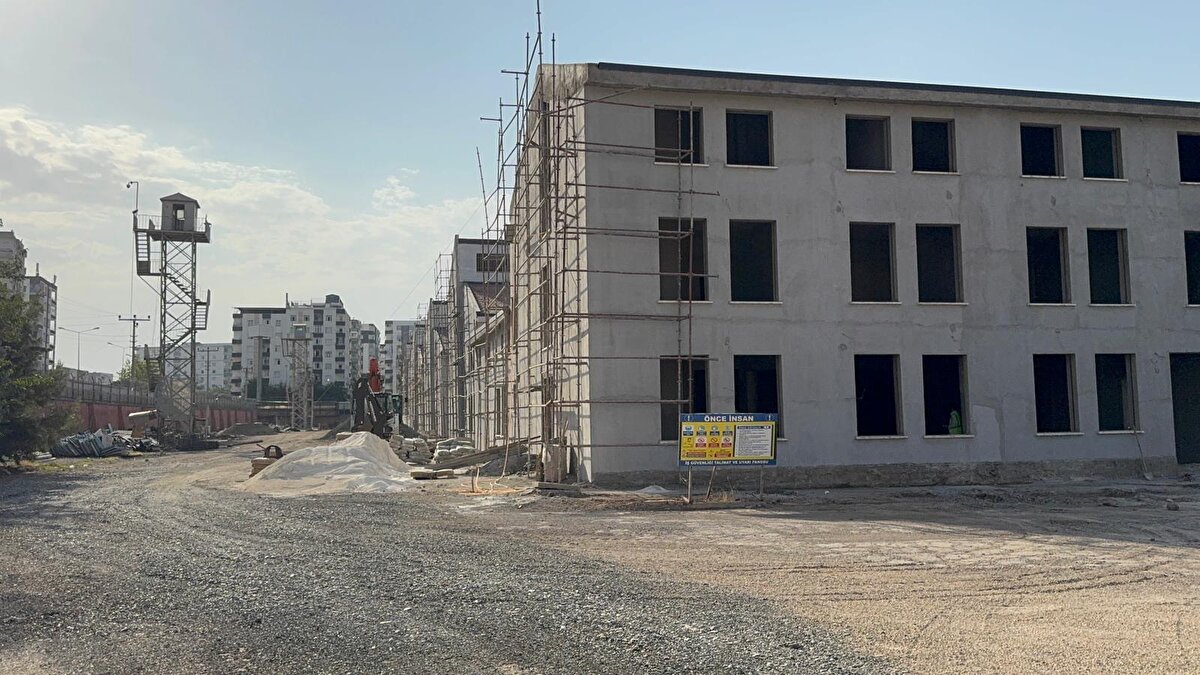 Açıklamanın ardından cezaevinde bulunan 270 tutuklu ve 170 personel, kentteki diğer cezaevine nakledildi. Dönemin Adalet Bakanı Bekir Bozdağ da cezaevinin kapısına kilit vurup anahtarı Kültür ve Turizm Bakanı Mehmet Nuri Ersoy’a teslim etti.