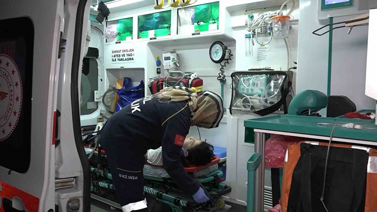 Kazada otomobilde bulunan İsa A. ve oğlu yaralı olarak hastaneye kaldırıldı. Kazayla ilgili tahkikat yapılırken, otomobil kullanılmaz hale geldi.