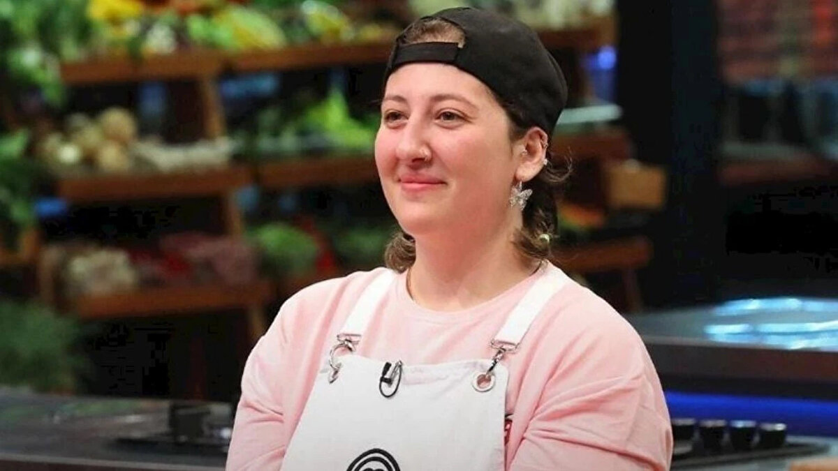 MasterChef ana kadroya giren 15. yarışmacı kim oldu?<br><br>MasterChef kadroya giren 15. yarışmacı İrem oldu. Yaratıcı sunumu ve lezzetli tabağıyla dikkat çeken İrem, şeflerden tam not alarak ana kadronun son üyesi olmayı başardı. Yarışmanın bu aşamasında artık 15 yarışmacı netleşmiş durumda.