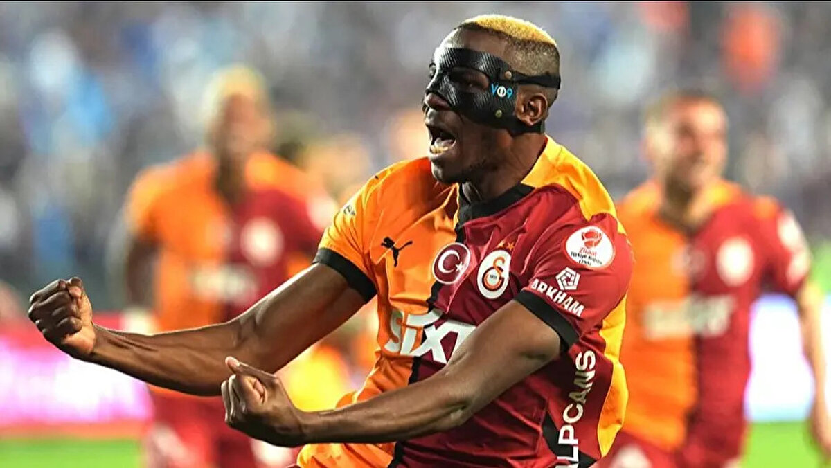 Galatasaray'ın 2 Ağustos'ta Lazio ile oynanacak hazırlık maçı öncesi Osimhen için görkemli bir imza töreni düzenlemeyi planladığı aktarıldı.<br><br>