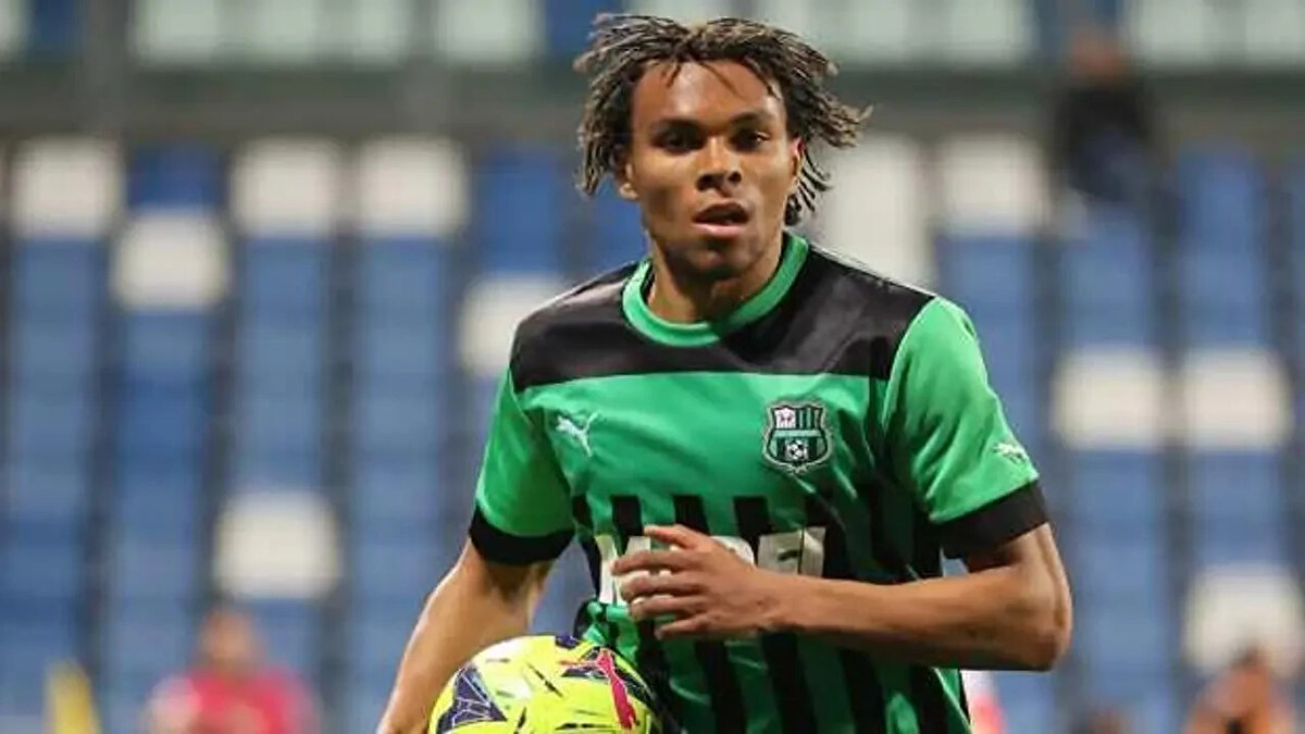 Armand Laurienté Kimdir?<br><br>Fransa'nın Gonesse kentinde 4 Aralık 1998'de dünyaya gelen Armand Gaëtan Laurienté, hem sol kanat hem de forvet pozisyonlarında görev alabilen çok yönlü bir futbolcudur. Futbol kariyerine Rennes altyapısında başlayan Laurienté, burada uzun yıllar eğitim aldıktan sonra 2018 yılında profesyonelliğe adım attı.<br><br>İlk profesyonel maçına 27 Temmuz 2018'de Ligue 2 ekiplerinden Orléans formasıyla Lens karşısında çıkan Laurienté, ardından Lorient ve Sassuolo formalarıyla da kariyerinde önemli adımlar attı.<br><br>2019 yılında Lorient'e kiralanan ve daha sonra bonservisiyle transfer olan Laurienté, bu kulüpte 96 maça çıktı ve 16 gol kaydetti. 2021-2022 sezonunda Ligue 1’deki performansıyla adından sıkça söz ettirdi.<br><br>31 Ağustos 2022’de Serie A takımlarından Sassuolo’ya transfer olan Laurienté, burada da etkili oyununu sürdürdü. İtalya temsilcisinde çıktığı 70 maçta 13 gol ve 12 asistlik katkı sağlayarak Avrupa futbol piyasasında dikkat çeken isimlerden biri hâline geldi.