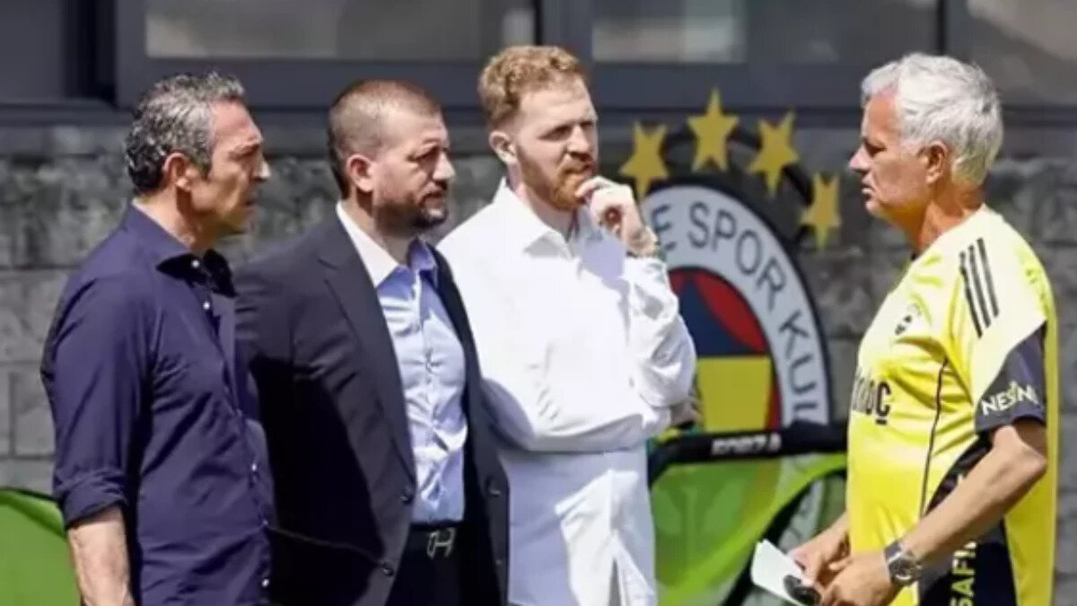 Fenerbahçe’de yeni yapılanma sürüyor<br><br>Fenerbahçe, yaz transfer döneminde Jhon Duran, Archie Brown ve Tarık Çetin gibi isimleri kadrosuna katarken, Armand Laurienté ile de hücum hattını daha da güçlendirmeyi hedefliyor. Teknik direktör Jose Mourinho'nun kadro yapılanmasında önemli rol oynadığı bu dönemde, Laurienté transferi taraftarları heyecanlandırmış durumda.