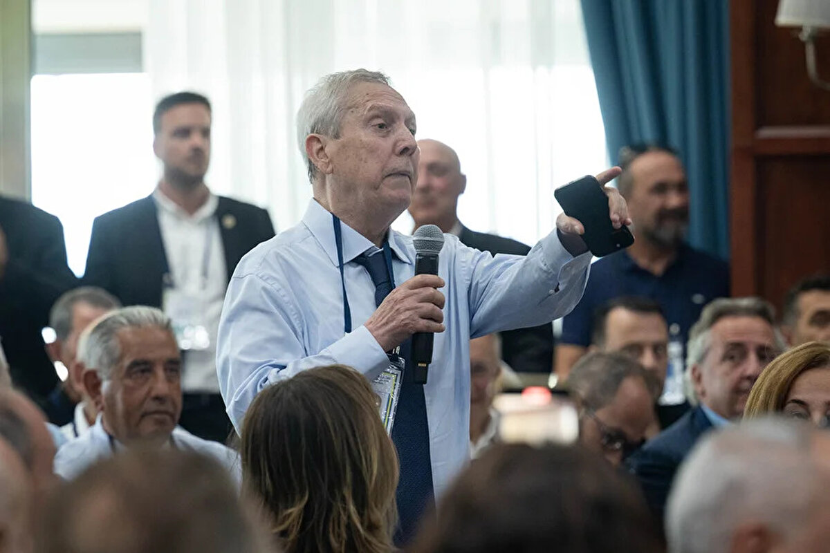 Ali Koç ise bunun üzerine kendi locasını teklif etmişti. Koç'un dediğini yaptığı belirtildi.<br><br>