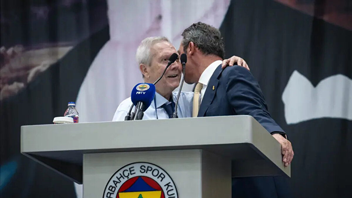 Sabah'ta yer alan habere göre, Ali Koç 200 bin euro değerindeki kendi locasını Aziz Yıldırım'a devretti.<br><br>