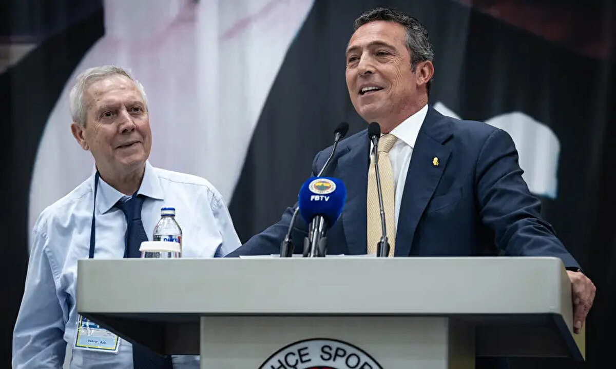 Tarihi toplantıda Aziz Yıldırım, loca teklifi sonrası kürsüye giderek Ali Koç'la tokalaşmış ve sarılmıştı.<br><br>