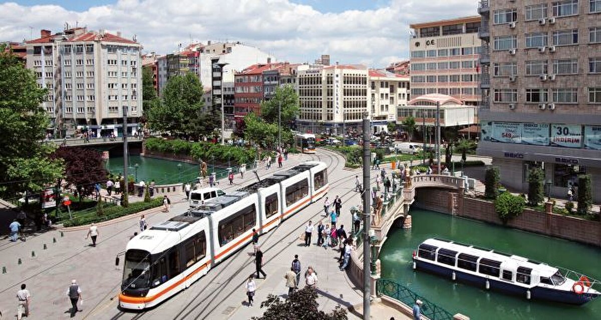 1. Eskişehir: Gençlik ve Kaliteli Yaşamın Buluştuğu Şehir<br>Eskişehir, Türkiye’nin en yüksek yaşam kalitesine sahip şehirlerinden biri olarak öne çıkıyor. Anadolu Üniversitesi ve Osmangazi Üniversitesi’nin etkisiyle genç ve dinamik bir nüfusa sahip olan şehir, aynı zamanda kültürel etkinlikleri, sanat hayatı ve güvenli sokaklarıyla biliniyor.<br><br>Tramvay ve bisiklet yollarıyla modern ulaşım ağı<br><br>Uygun konut fiyatları, yüksek kira getirisi potansiyeli<br><br>Teknoloji girişimlerinin yeni üssü olmaya aday