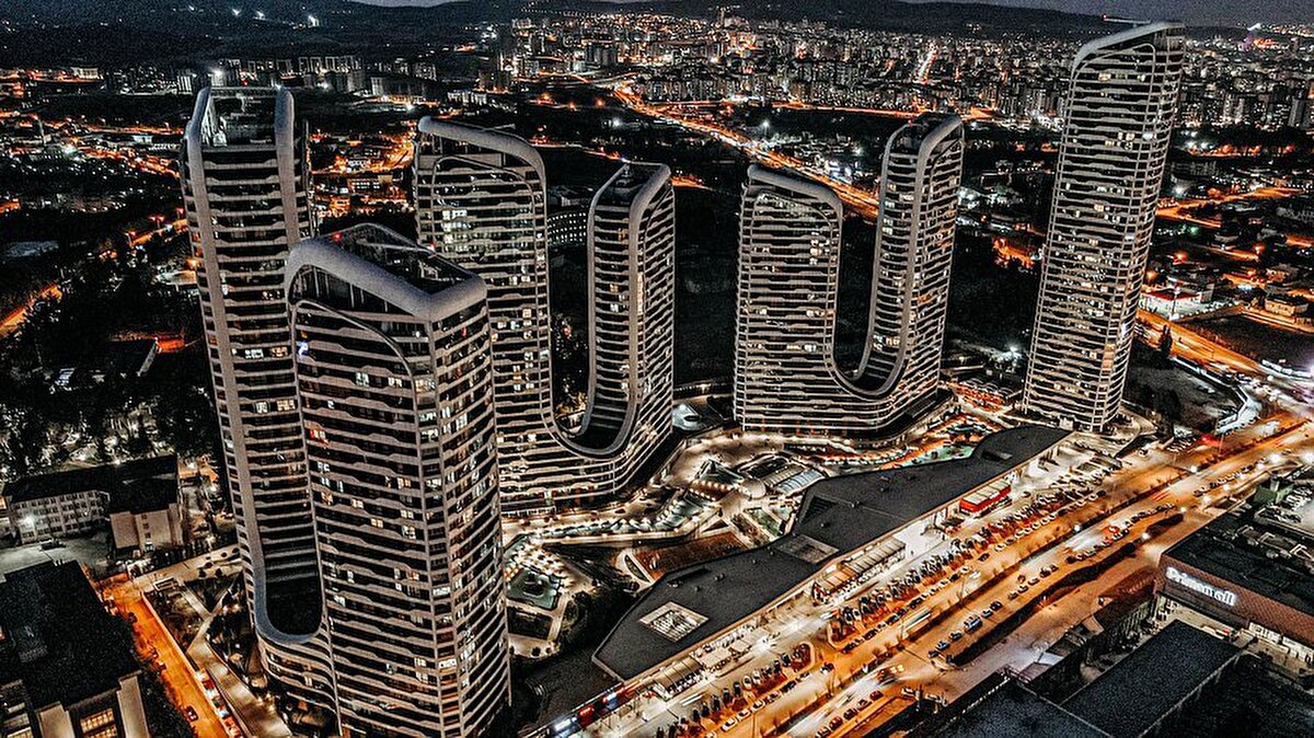 2. Gaziantep: Sanayide Zirvede, Şimdi Sıra Yaşamda<br>İhracat rekorlarıyla öne çıkan Gaziantep, artık sadece sanayi değil yaşam kalitesiyle de dikkat çekiyor. Tekstil, ayakkabı ve gıda sektöründeki başarısıyla Türkiye ekonomisinin lokomotif şehirlerinden biri olan Gaziantep, aynı zamanda UNESCO Gastronomi Şehri unvanına da sahip.<br><br>Güçlü lojistik altyapı ve Orta Doğu’ya yakınlık<br><br>Yeni konut projeleri ve artan sosyal olanaklar<br><br>AVM, hastane ve eğitim yatırımlarıyla yükselen refah seviyesi