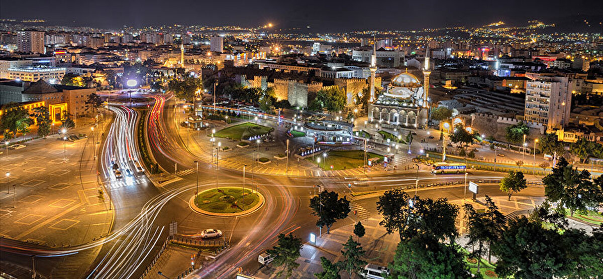 4. Kayseri: Girişimcilik ve Sanayinin Anadolu’daki Gücü<br>Mobilya, tekstil, çelik kapı ve savunma sanayii alanlarındaki gücüyle bilinen Kayseri, aynı zamanda gelişen teknoparkları ve üniversite-sanayi iş birlikleriyle girişimcilik açısından da hızla yükseliyor. Modern şehircilik anlayışıyla planlı bir kentleşme örneği sunuyor.<br><br>Yüksek eğitimli iş gücü<br><br>Geniş yollar, etkili toplu ulaşım ağı<br><br>İş kurmak isteyenler için ideal altyapı