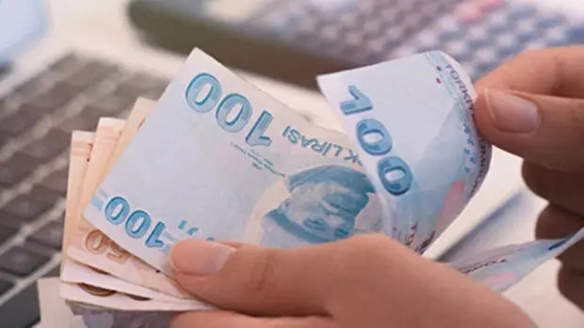 Yüzde 0.69 faizle kredi çekenler hâlâ ödüyor<br><br>Yaklaşık 5 yıl önce kamu bankalarının başlattığı kampanyayla konut kredisi faiz oranı yüzde 0.69 seviyelerine kadar çekilmişti. O dönemde 500 bin TL kredi çeken bir kişi, ayda sadece 6.140 TL ödeme yapıyordu. 10 yılın sonunda toplam geri ödeme ise 736.800 TL oluyordu.