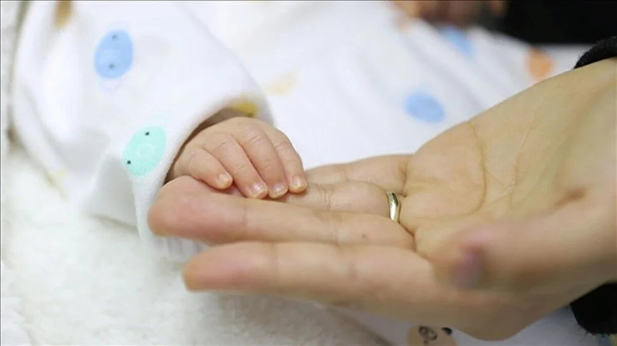 Haksız alınan doğum yardımları faiziyle geri anlınacak<br><br>Haksız yere doğum yardımından faydalandığı belirlenen kişilerden, yapılan ödeme faiziyle birlikte geri talep edilecektir. Ayrıca gerçeğe aykırı belge sunanlar hakkında yasal işlem başlatılacağı Aile ve Sosyal Hizmetler Bakanlığı tarafından duyurulmuştur.<br><br>Hak sahipleri, ödemeyi engelleyecek bir durum ortaya çıktığında bunu en geç bir ay içerisinde Bakanlığa ya da ilgili il müdürlüğüne bildirmekle yükümlüdür.