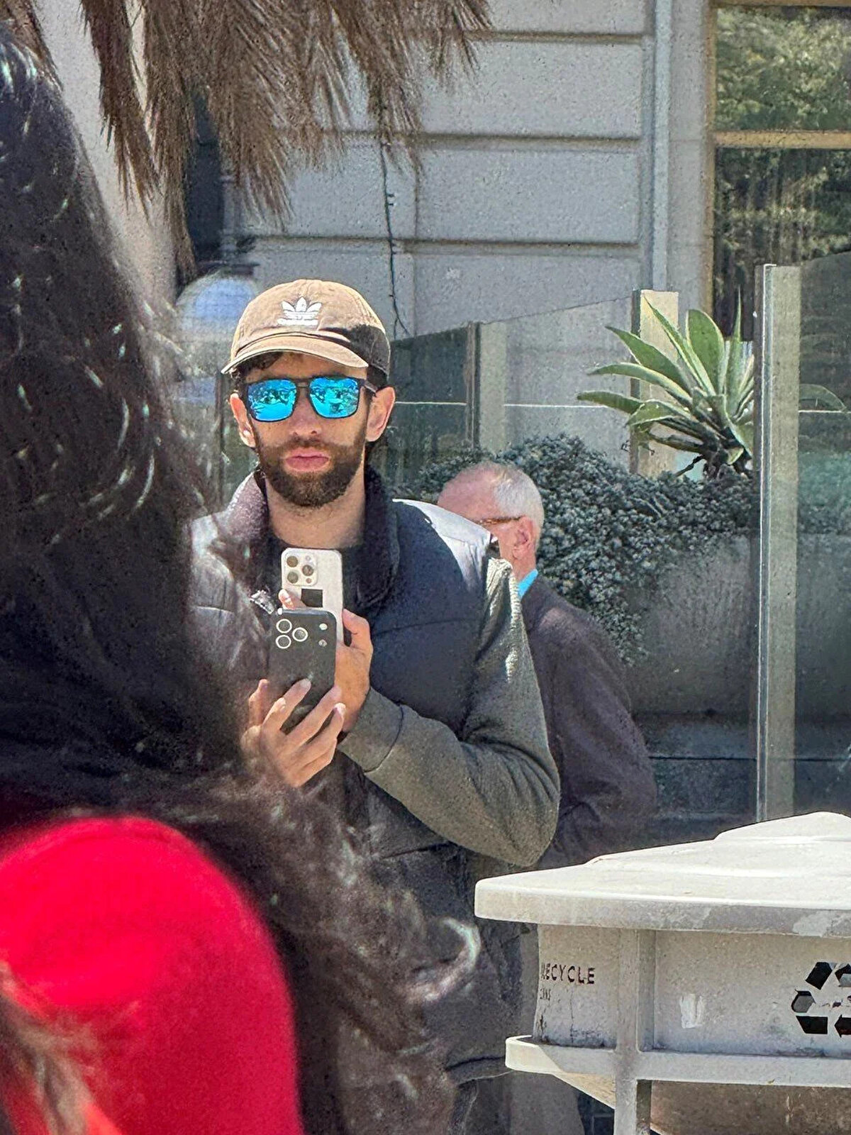 Apple'dan henüz resmi açıklama yok<br><br>iPhone 17 Pro’ya ait olduğu öne sürülen görüntüler teknoloji dünyasında büyük yankı uyandırırken, Apple cephesinden konuya ilişkin henüz resmi bir açıklama gelmiş değil. Tüm gözler, Eylül ayında yapılması beklenen resmi tanıtım etkinliğine çevrilmiş durumda.