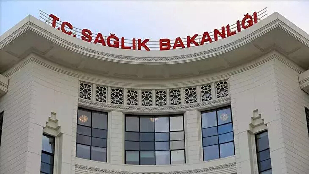 2025 Sağlık Bakanlığı personel alımı için kadro ve branşlar<br><br>Şu ana kadar Sağlık Bakanlığı 2025 yılı personel alımına ilişkin kadro dağılımı netleşmedi. Ancak geçtiğimiz atama dönemlerindeki kontenjanlar, bu yıl için ipucu niteliği taşıyor.<br><br>Bakanlık, ihtiyaca göre kadro taleplerini ÖSYM’ye ilettikten sonra yayımlanacak olan tercih kılavuzunda, branş bazlı dağılım detayları yer alacak.<br><br>İlk etap alımlarında öne çıkan branşlar ve kontenjanlar ise şu şekildeydi: