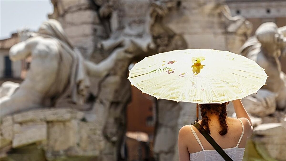 Güneş çarpmasına karşı özellikle öğle saatlerinde dışarı çıkmamak, bol sıvı tüketmek ve gölgede kalmaya özen göstermek büyük önem taşıyor.